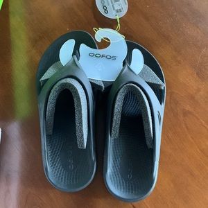 OOFOS Unisex original. Like new. M6 W8. Athletic post workout footwear.